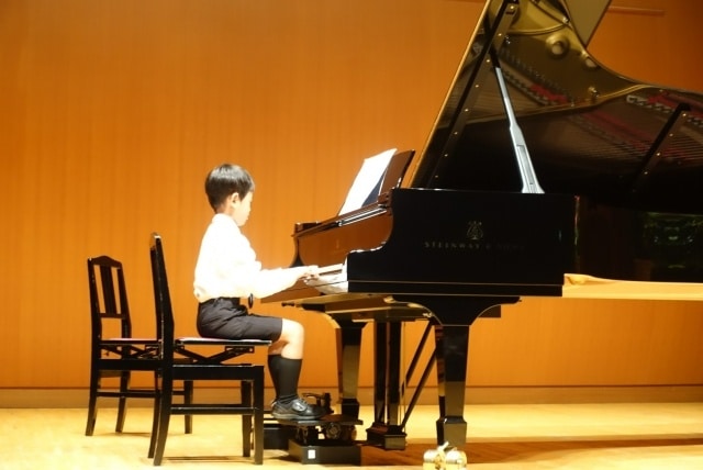 舞台でピアノを弾く男の子