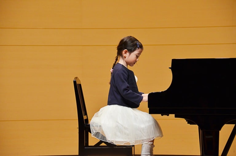 舞台でピアノを弾く女の子
